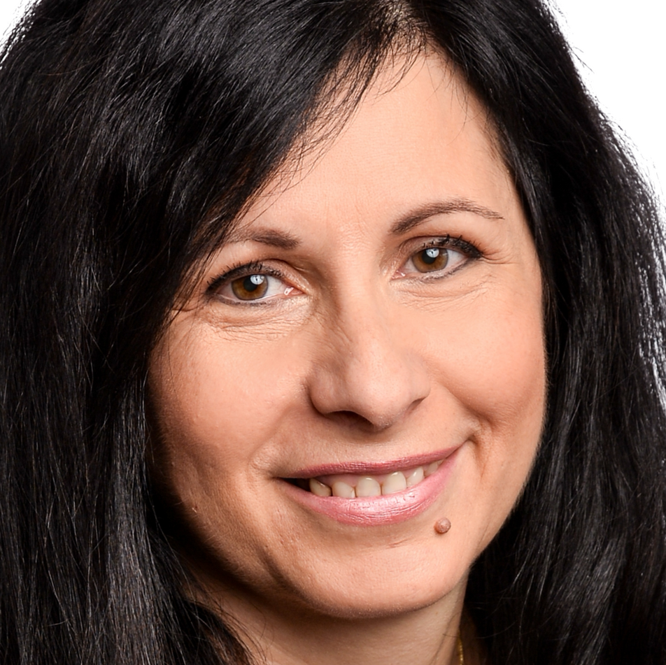 Professional portrait of Gabriela Jonas, residential real estate broker with Royal LePage Expert, serving Longueuil, Brossard, Saint-Constant, Delson, and Montreal’s South Shore.