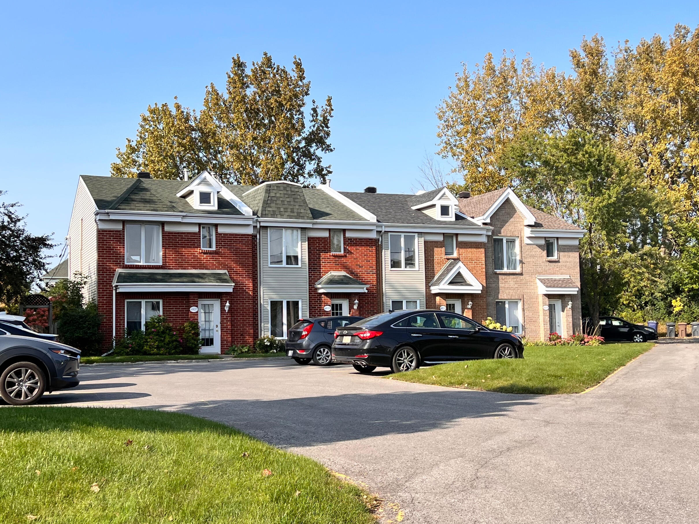 Modern Townhouses for sale in the South-Shore, Montreal and Laval Exterior view of Townhomes, managed by Gabriela Jonas for first time buyers and newcomers