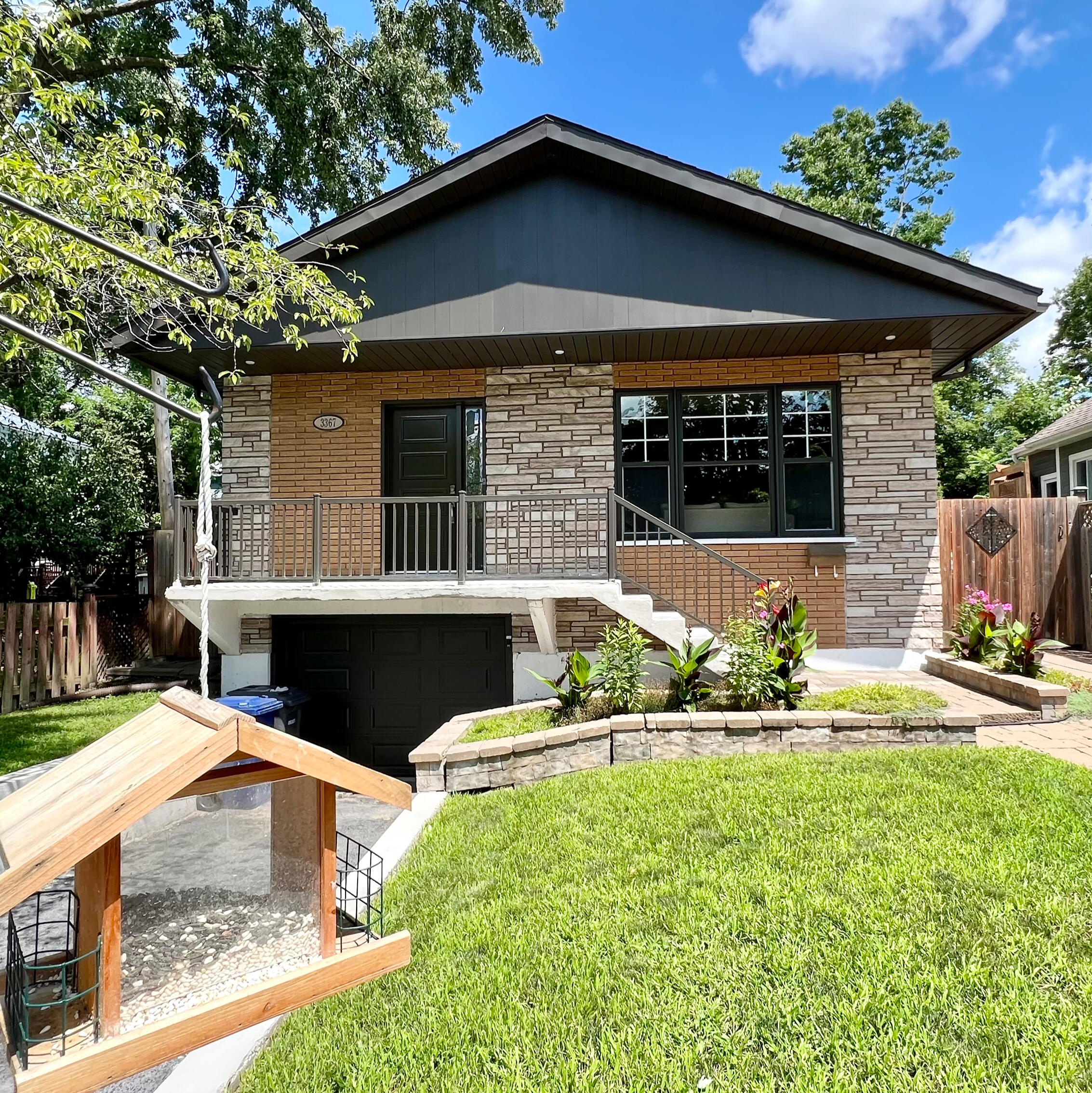 Exterior view of a Modern house property, managed by Gabriela Jonas for real estate Buyers